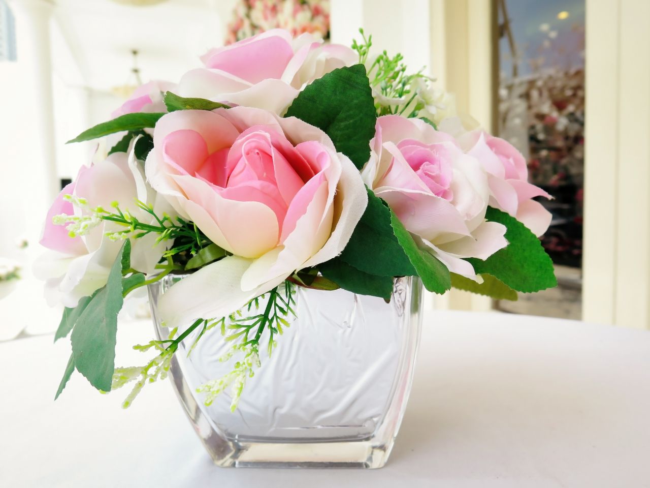 sztuczne kwiaty w doniczce